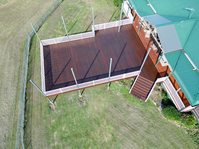 Hardwood deck and pergola outdoor living area by Curtain Constructions